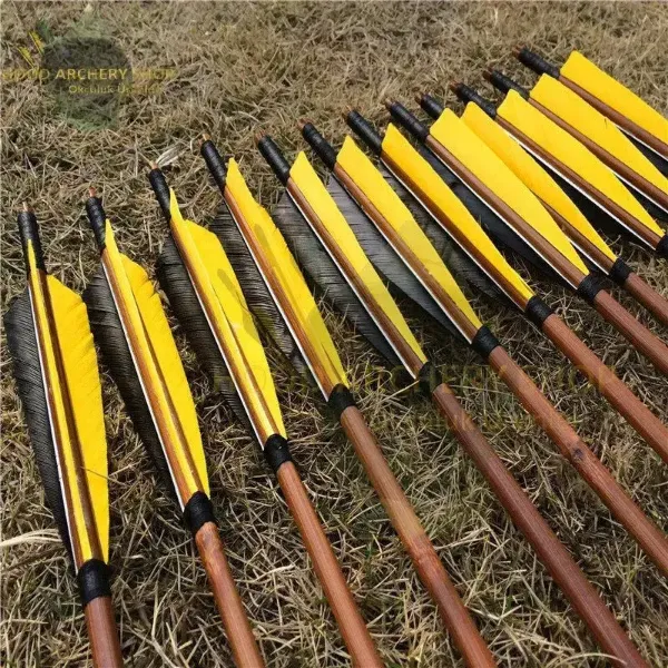 Imagem de Flecha de tiro com arco de madeira tradicional de bambu medieval para caça com arco longbow recurvo com penas de peru preto amarelo jogos vorazes