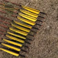 Imagem de Flecha de tiro com arco de madeira tradicional de bambu medieval para caça com arco longbow recurvo com penas de peru preto amarelo jogos vorazes