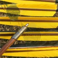 Imagem de Flecha de tiro com arco de madeira tradicional de bambu medieval para caça com arco longbow recurvo com penas de peru preto amarelo jogos vorazes
