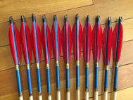 Изображение Средневековая сосна, традиционная Османская охотничья стрела для стрельбы из лука для изогнутого длинного лука, с красным турецким пером, синим древком