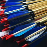 Afbeeldingen van Middeleeuwse traditionele boogschietpijl voor recurve boog, handboog jachtboog schieten met blauwe kalkoenveer