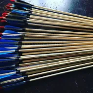 Afbeeldingen van Middeleeuwse traditionele boogschietpijl voor recurve boog, handboog jachtboog schieten met blauwe kalkoenveer
