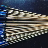 Afbeeldingen van Middeleeuwse traditionele boogschietpijl voor recurve boog, handboog jachtboog schieten met blauwe kalkoenveer