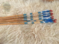 صورة سهم الرماية التقليدي في العصور الوسطى لقوس منحني قوس صيد طويل مع ريشة تركيا باللون الأزرق والأبيض