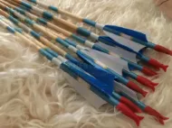 Gambar Anak panah Memanah Tradisional Zaman Pertengahan Untuk Recurve Bow Longbow Memburu Busur Panah dengan Bulu Turki Biru Putih