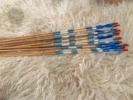 صورة سهم الرماية التقليدي في العصور الوسطى لقوس منحني قوس صيد طويل مع ريشة تركيا باللون الأزرق والأبيض