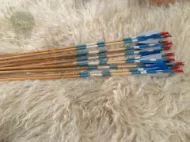 Gambar Anak panah Memanah Tradisional Zaman Pertengahan Untuk Recurve Bow Longbow Memburu Busur Panah dengan Bulu Turki Biru Putih