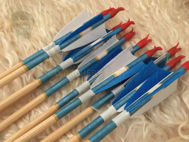 Billede af Middelalderlig traditionel bueskydningspil til recurve bue langbue jagtbueskydning med blå hvid kalkunfjer