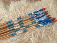 Image de Flèche de tir à l'arc traditionnelle médiévale pour arc classique tir à l'arc de chasse à l'arc long avec plume de dinde bleue et blanche