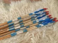 Gambar Anak panah Memanah Tradisional Zaman Pertengahan Untuk Recurve Bow Longbow Memburu Busur Panah dengan Bulu Turki Biru Putih
