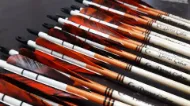 木製アーチェリーの矢後退ロングボウ弓中世の伝統的なオスマン帝国の狩猟撮影オレンジ黒七面鳥の羽 の画像