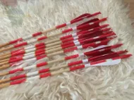 Imagen de Flecha de tiro con arco de madera para arco largo recurvo, tiro de caza otomano tradicional Medieval con pluma de pavo roja y blanca