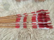 Imagen de Flecha de tiro con arco de madera para arco largo recurvo, tiro de caza otomano tradicional Medieval con pluma de pavo roja y blanca