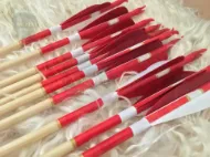 Imagen de Flecha de tiro con arco de madera para arco largo recurvo, tiro de caza otomano tradicional Medieval con pluma de pavo roja y blanca