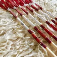 Gambar Anak panah Memanah Kayu Untuk Recurve Longbow Bow Tembak Memburu Uthmaniyyah Tradisional Zaman Pertengahan dengan Bulu Turki Merah Putih
