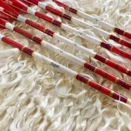 Gambar Anak panah Memanah Kayu Untuk Recurve Longbow Bow Tembak Memburu Uthmaniyyah Tradisional Zaman Pertengahan dengan Bulu Turki Merah Putih