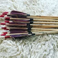 中世の伝統的なアーチェリーの矢後ろに反らすロングボウ狩猟アーチェリーの弓撮影ブラウンターキーフェザー の画像