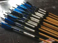 Billede af Træbueskydningspil til recurve langbuebue middelalderlig traditionel osmannisk jagtskydning med blå sort kalkunfjer