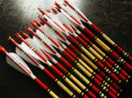 Gambar Anak Panah Memanah Kayu Untuk Recurve Longbow Bow Tembak Memburu Tradisional Uthmaniyyah Zaman Pertengahan dengan Bulu Turki Putih