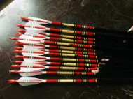 Gambar Anak Panah Memanah Kayu Untuk Recurve Longbow Bow Tembak Memburu Tradisional Uthmaniyyah Zaman Pertengahan dengan Bulu Turki Putih