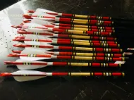 Gambar Anak Panah Memanah Kayu Untuk Recurve Longbow Bow Tembak Memburu Tradisional Uthmaniyyah Zaman Pertengahan dengan Bulu Turki Putih
