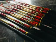 Gambar Anak Panah Memanah Kayu Untuk Recurve Longbow Bow Tembak Memburu Tradisional Uthmaniyyah Zaman Pertengahan dengan Bulu Turki Putih