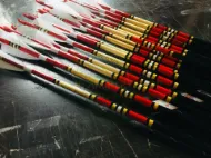 Gambar Anak Panah Memanah Kayu Untuk Recurve Longbow Bow Tembak Memburu Tradisional Uthmaniyyah Zaman Pertengahan dengan Bulu Turki Putih