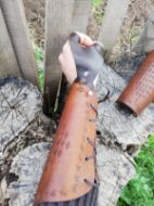 Kép Két íjász karvédő készlet középkori hagyományos vadászati ​​bőr páncélos teljes karvédő íjász kesztyű ujjvédővel a cél íjászathoz
