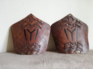 Bild von Zwei Ertugrul Bogenschießen-Armschutz-Set, mittelalterliche traditionelle Jagd-Armschienen aus Leder, Rüstung, kompletter Armschutz mit Bogenschießen-Handschuh, Fingerschutz