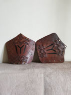 Bild von Zwei Ertugrul Bogenschießen-Armschutz-Set, mittelalterliche traditionelle Jagd-Armschienen aus Leder, Rüstung, kompletter Armschutz mit Bogenschießen-Handschuh, Fingerschutz