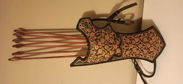 Poza cu Set de tolbă otomană ca un muzeu din Stockholm, cu motive tradiționale, tir cu arcul otoman, tolbă din piele, centură de cavaler Tirkes