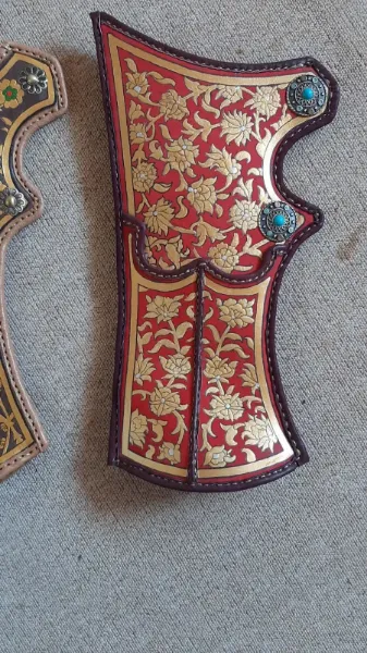 Gambar Ottoman Quiver Set seperti muzium Stockholm Jenis Red Rectangle dengan Motif Tradisional Uthmaniyyah Horseback Memanah Kulit Hip Quiver Tirkes Knight Belt