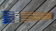 Bilde av Blue/black wooden arrows with castle nocks