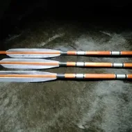 Immagine di Frecce crestate con canna in legno Tiro con l'arco Freccia personalizzata per arco ricurvo Arco lungo medievale tradizionale caccia ottomana Tiro con piuma di tacchino ottomana grigia