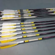 Gambar Anak Panah Berjambul Kayu Berlaras Memanah Anak Panah Peribadi Untuk Busur Recurve Longbow Tembak Memburu Uthmaniyyah Tradisional Zaman Pertengahan dengan Bulu Turki Kuning Putih