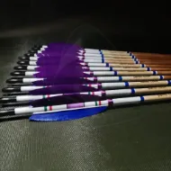 Afbeeldingen van Houten loop kuifpijlen Boogschieten Gepersonaliseerde pijl voor recurveboog Handboog Middeleeuwse traditionele Ottomaanse jachtshoot met paarsblauwe kalkoenveer