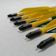Afbeeldingen van Boogschieten met houten loop, gepersonaliseerde pijl voor recurve handboogboog, middeleeuwse traditionele Ottomaanse jachtshoot met groengele natuurlijke kalkoenveer