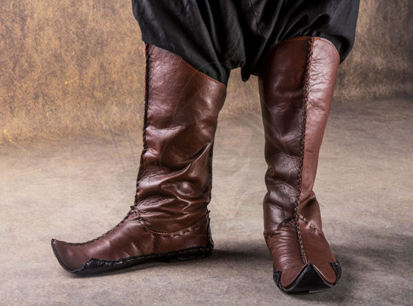 صورة أحذية جلدية من العصور الوسطى واسعة الساق حتى الركبة عالية السحب في الخريف والهالوين وعصر النهضة أحذية تنكرية