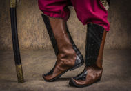 صورة أحذية جلدية من العصور الوسطى واسعة الساق حتى الركبة عالية السحب في الخريف والهالوين وعصر النهضة أحذية تنكرية