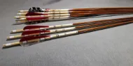 Bild von Bogenschießen-Pfeile aus Holz mit rot-schwarzer Truthahnfeder mit Hornnocke, Wappenpfeile, Premium-personalisierter Pfeil für Recurve-Bogen, Langbogen, mittelalterliches, traditionelles osmanisches Jagdschießen
