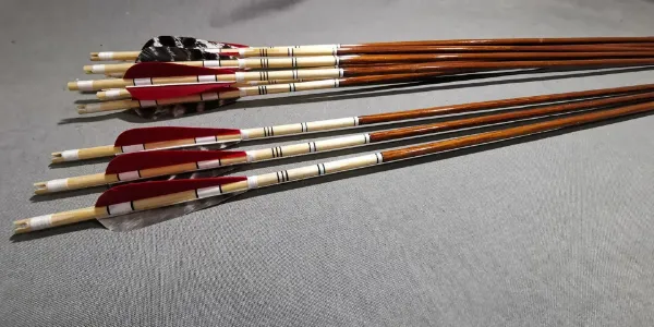 Bild von Bogenschießen-Pfeile aus Holz mit rot-schwarzer Truthahnfeder mit Hornnocke, Wappenpfeile, Premium-personalisierter Pfeil für Recurve-Bogen, Langbogen, mittelalterliches, traditionelles osmanisches Jagdschießen