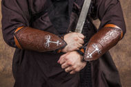 Aragorn Gondor Bracers Lord of the rings cosplay leather bracers vambrace. ürün görseli