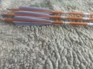 Immagine di Frecce crestate con canna in legno Tiro con l'arco Freccia personalizzata per arco ricurvo Arco lungo medievale tradizionale caccia ottomana Tiro con piuma di tacchino ottomana grigia