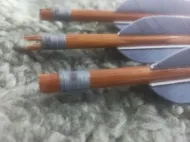 Immagine di Frecce crestate con canna in legno Tiro con l'arco Freccia personalizzata per arco ricurvo Arco lungo medievale tradizionale caccia ottomana Tiro con piuma di tacchino ottomana grigia
