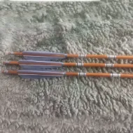 Immagine di Frecce crestate con canna in legno Tiro con l'arco Freccia personalizzata per arco ricurvo Arco lungo medievale tradizionale caccia ottomana Tiro con piuma di tacchino ottomana grigia