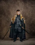 Kép Ragnar jelmez bőrmellény láncpánttal és ing alatt, karkötők, nadrágok, csizmák cosplay