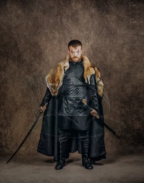 Kép Ragnar jelmez bőrmellény láncpánttal és ing alatt, karkötők, nadrágok, csizmák cosplay