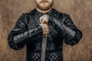 Kép Ragnar jelmez bőrmellény láncpánttal és ing alatt, karkötők, nadrágok, csizmák cosplay