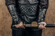 Kép Ragnar jelmez bőrmellény láncpánttal és ing alatt, karkötők, nadrágok, csizmák cosplay