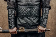 Kép Ragnar jelmez bőrmellény láncpánttal és ing alatt, karkötők, nadrágok, csizmák cosplay